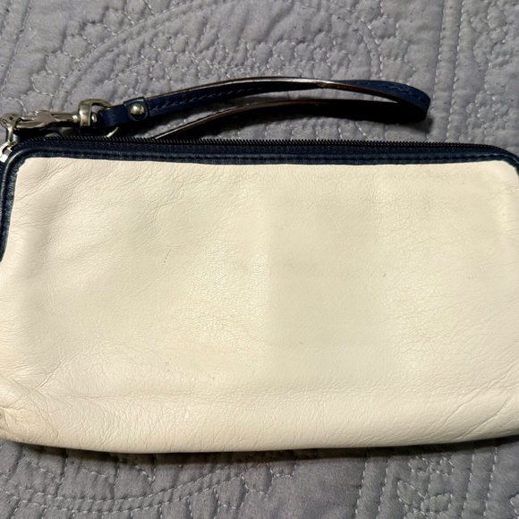 Coach Vintage Wristlet Ivory with Blue Trim - Picture 2 of 7